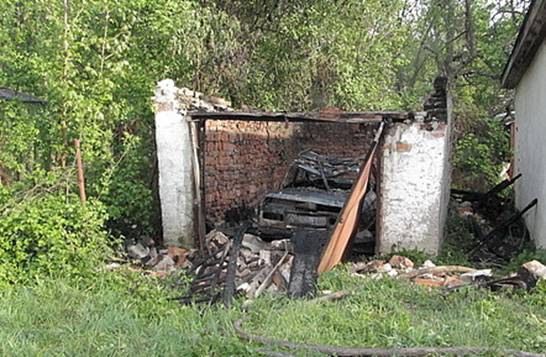 Ужгородська міліція каже, що "Запорожець" в гаражі спалили діти (ФОТО)