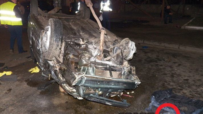 У ніч після Великодня в Києві перекинулися закарпатські "Жигулі", водій загинув (ФОТО)
