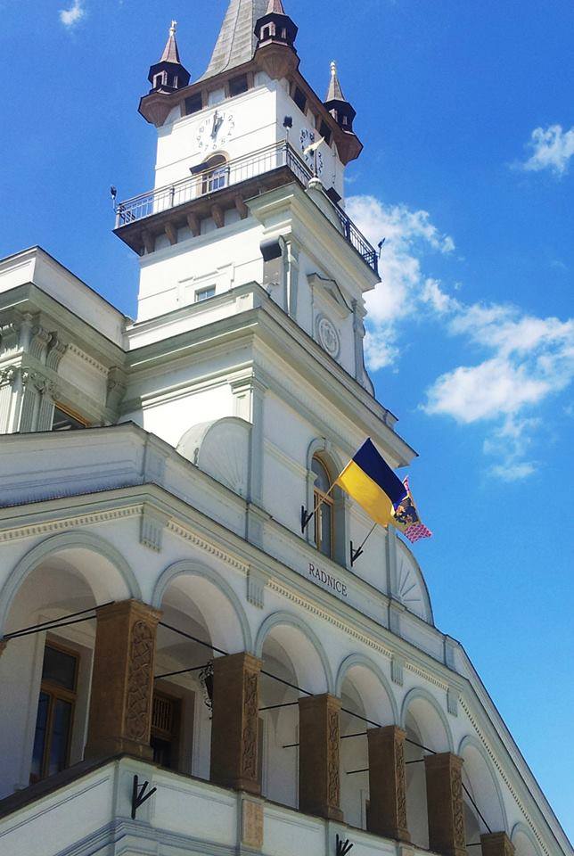 Прага і ще 60 міст і сіл Чехії відзначили півріччя початку ЄвроМайдану підняттям українських прапорів (ФОТО)
