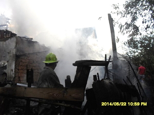 Пожежу в лукові гасили двома ланцюгами людей водою з Боржави (ФОТО)