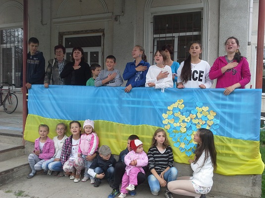 Діти Сторожниці освідчилися в любові до України сердечками на 6-метровому прапорі (ФОТО)