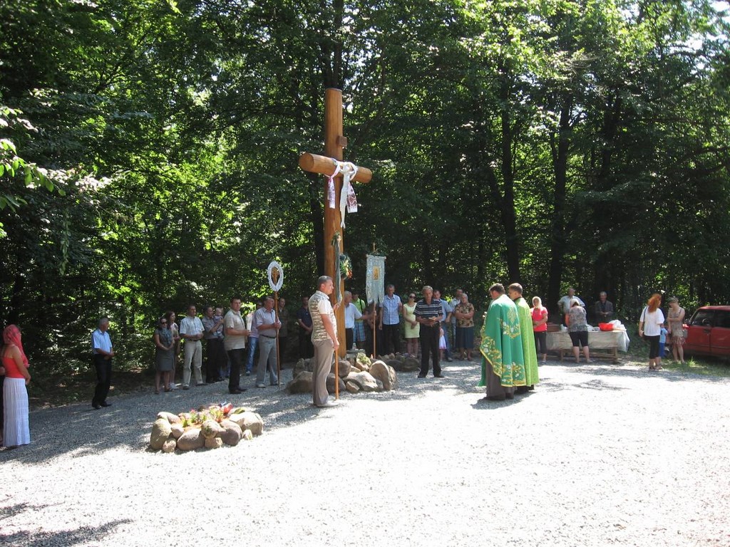 "Рибалки Іршавщини" прибрали придорожню смугу в Загатті і встановили хрест (ФОТО)