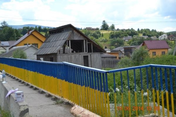 У Лазещині на Рахівщині молодь пофарбувала міст у кольори українського прапора (ФОТО)