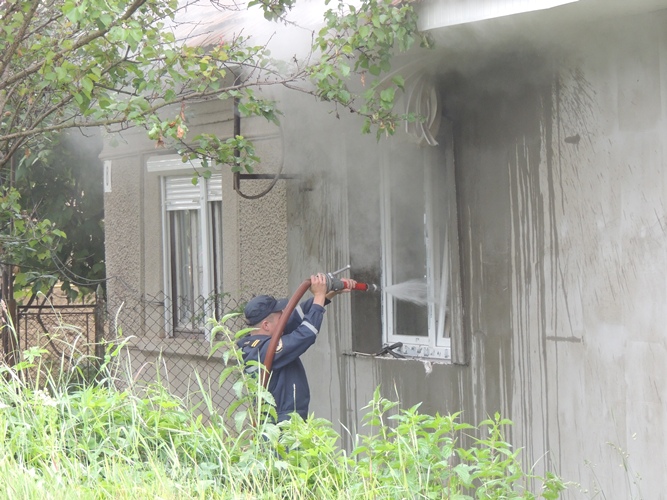 На Берегівщині через подовжувач раптово загорівся будинок, власниця встигла винести з хати 3-річну дитину