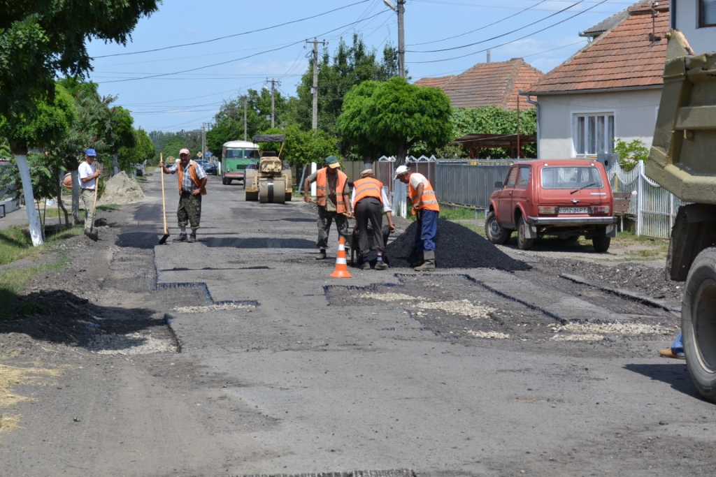 На Берегівщині ремонтують дорогу до озера в Дідові, яка не лагодилась вже 15 років поспіль 