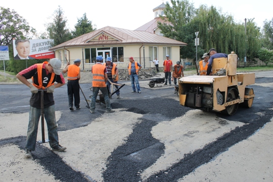 В Ужгороді асфальтують перехрестя вулиць Минайської і Можайського