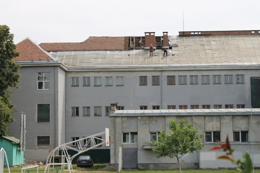 В Ужгородській третій школі ремонтують дах, на черзі - фасад