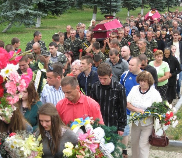 З почестями та військовим салютом на Кальварії поховали ужгородців, що полягли на сході України (ФОТО)