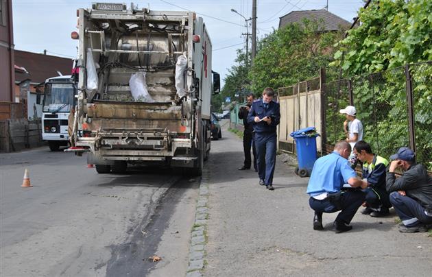 Мукачівська пенсіонерка потрапила під сміттєвоз, а відтак - в реанімацію (ФОТО)