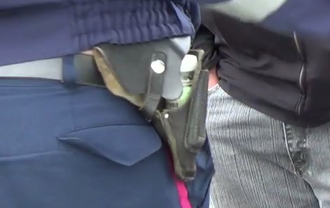 На Закарпатті інспектори ДАІ носять в кобурах замість пістолетів пляшечки (ВІДЕО)
