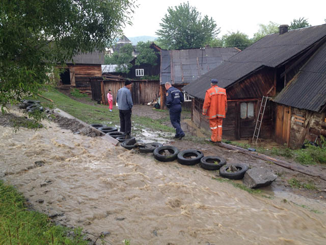 У Ясінях на Рахівщині через сильні зливи потічок підтопив 17 дворогосподарств (ФОТО)
