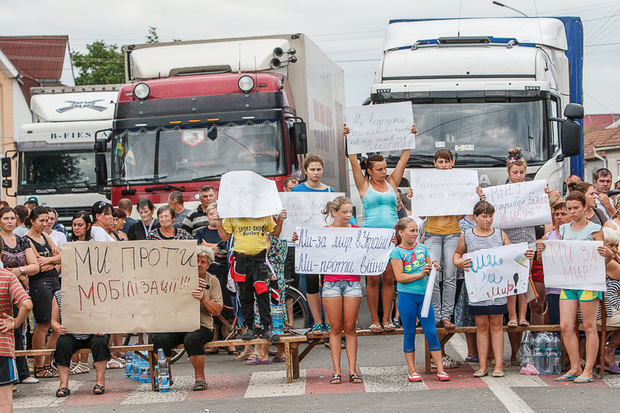 На третій день "мобілізаційних" бунтів міліція Шаранича "попросила" не блокувати дороги і військкомати