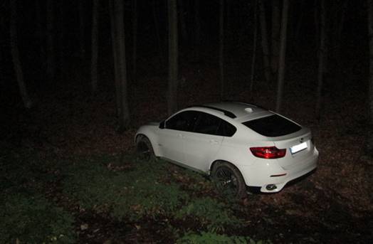 Викрадений в Ужгороді BMW Х6 знайшли у лісі, одного з нападників з Хмельницького взято під варту