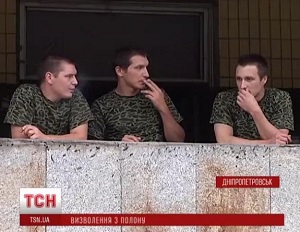 Військовослужбовці з Закарпаття, визволені з 28-денного полону, перебувають в лікарні в Дніпропетровську (ВІДЕО)