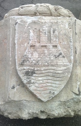 У Хусті відкопали старовинний герб міста (ФОТО)