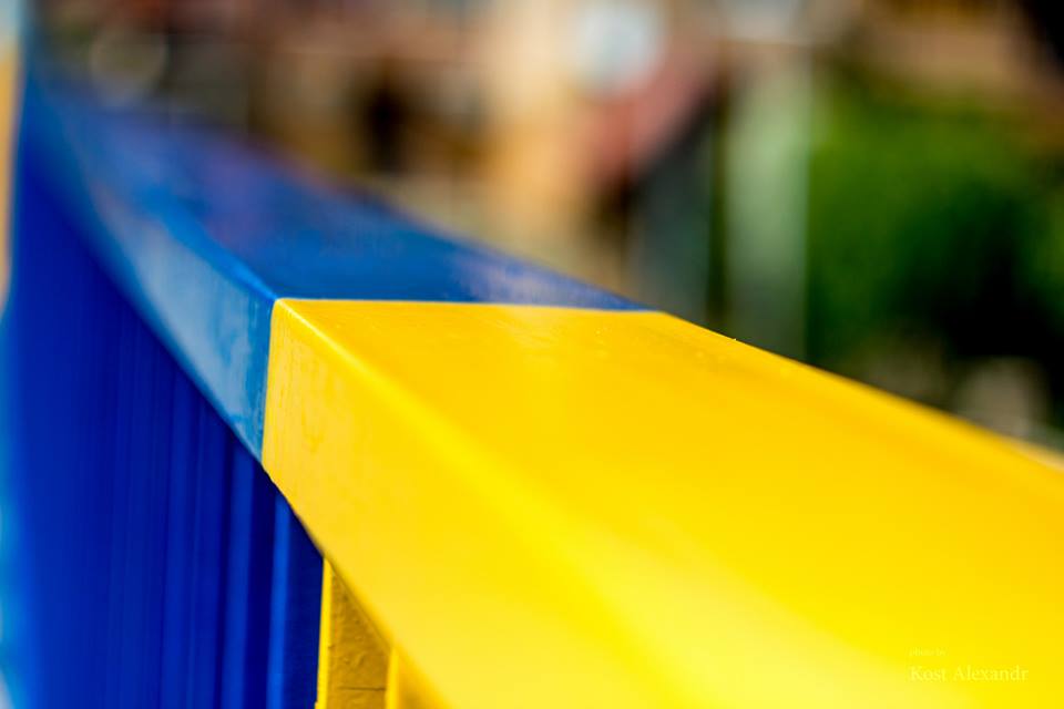 У Мукачеві міст через Латорицю пофарбували в синьо-жовті кольори (ФОТОФАКТ)