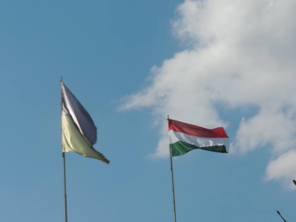 У Берегові повторно вчинили провокативну наругу над державним прапором Угорщини (ФОТО) 