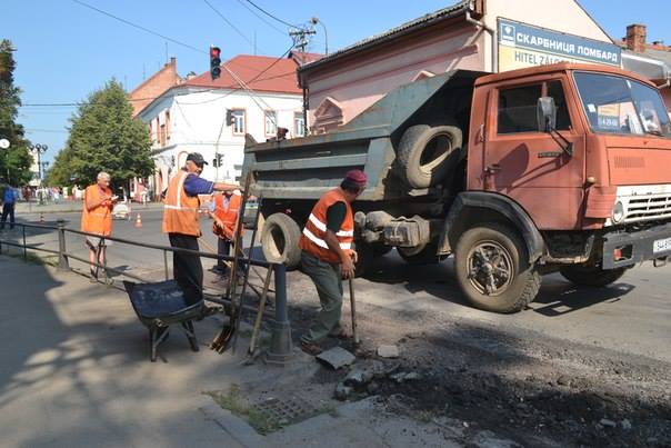 Через ремонтні роботи у Берегові перекрито частину дороги (ФОТО)