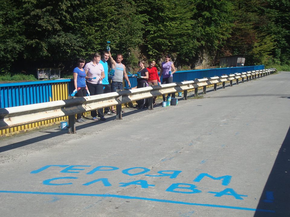 Синьо-жовтими стали мости в Костилівці на Рахівщині та Красній на Тячівщині (ФОТО)