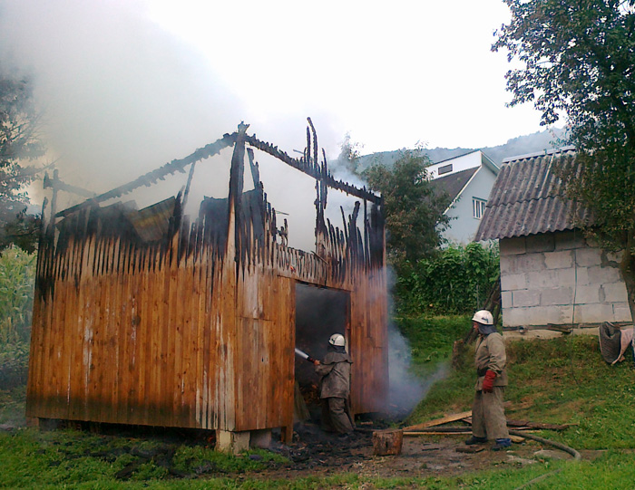 Пожежа на Рахівщині знищила 2 тони сіна та пошкодила надвірну споруду