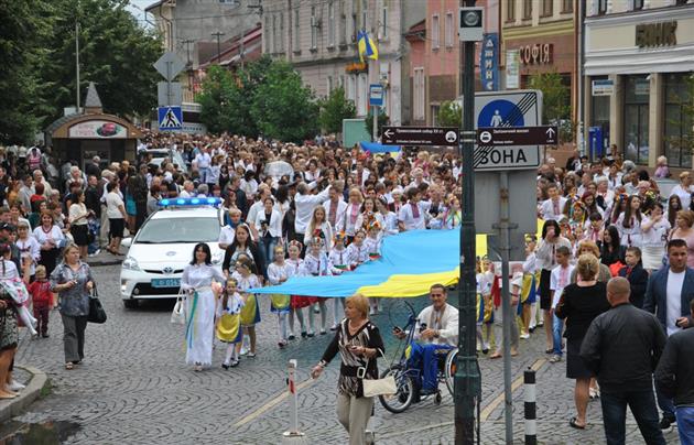 Мукачево відзначило День Незалежності 10-метровим прапором, парадом вишиванок і призначенням почесних громадян (ФОТО, ВІДЕО)