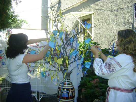 У головній бібліотеці Мукачева створили патріотичне дерево бажань, читали вірші-присвяти і молились за Україну (ФОТО)