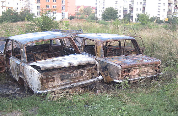 В Ужгороді одночасно згоріли 2 автомобілі, в яких час від часу ночували безхатченки