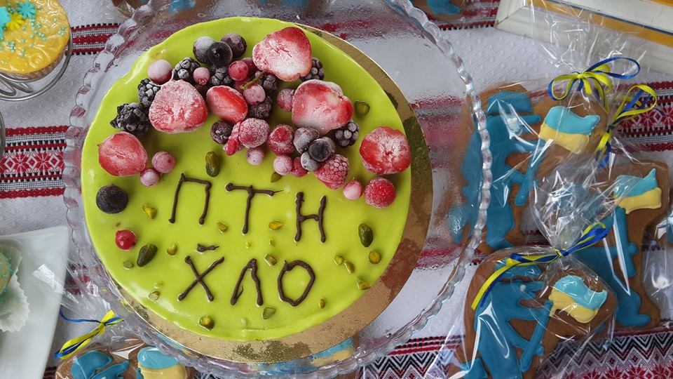 На благодійному ярмарку у Мукачеві продають торт "з привітом" російському президенту і пропонують постріляти у "путіномішень" (ФОТО)