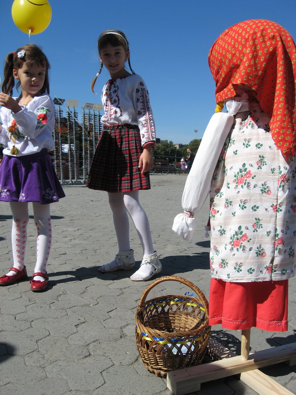 У центрі Ужгорода встановили велику ляльку-мотанку і проводять майстер-класи (ФОТО)
