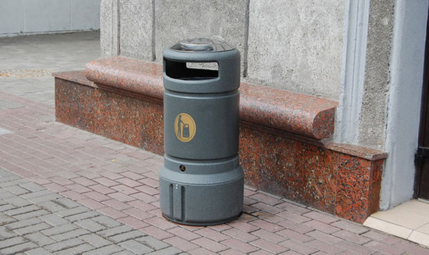 В Ужгороді перевіряють, чи є поруч із закладами торгівлі сміттєві урни
