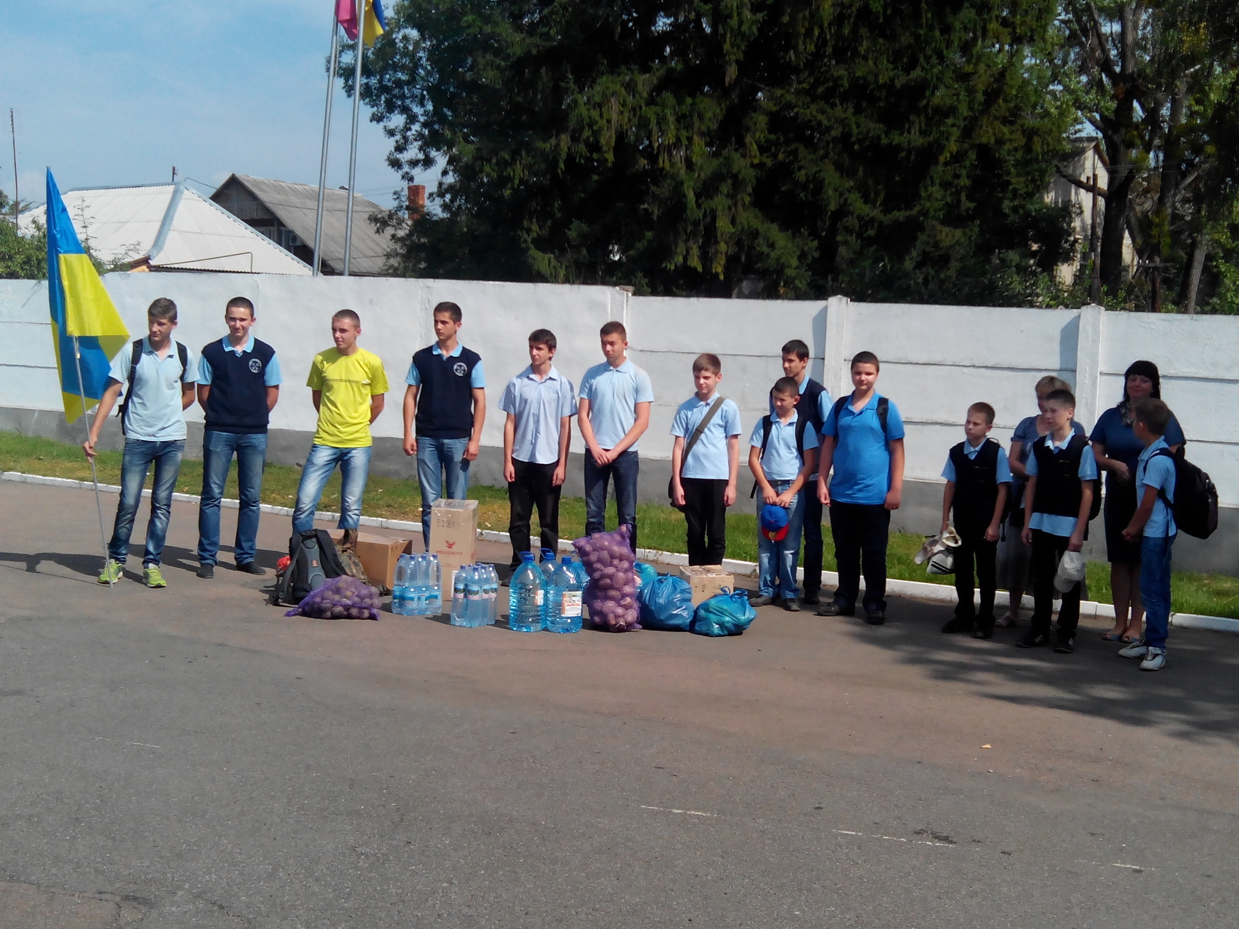 Чопські школярі зібрали продукти та засоби гігієни для прикордонників, що їдуть в зону АТО (ФОТО)