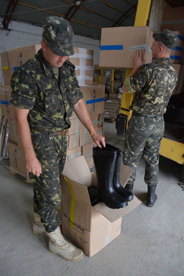 Зібрані під час благочинних акцій понад 18 тис грн мукачівські студенти передали на закупівлю гумових чобіт для військових (ФОТО) 
