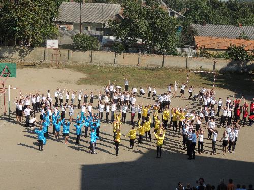 ФОТОФАКТ. У Берегові школярі місцевої школи провели флеш-моб на підтримку миру