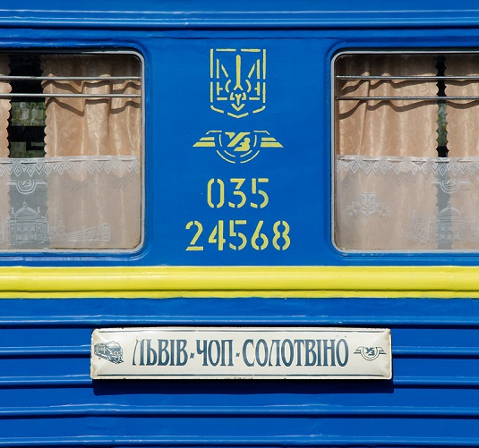 Потяг «Львів-Солотвино» змушений був гальмувати, щоби не збити закарпатця