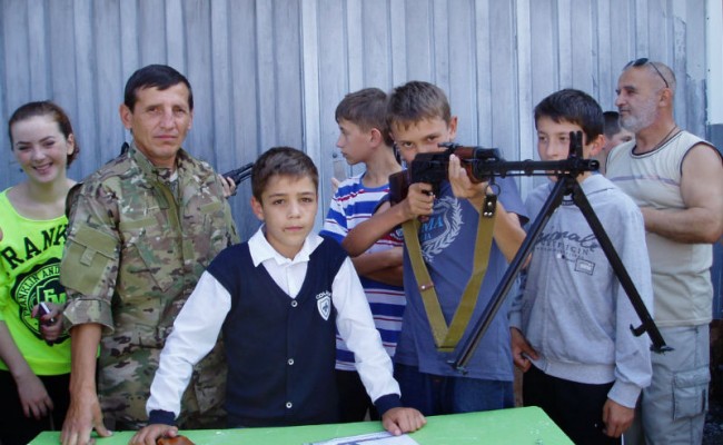 Дітей у школі у Воловці вчили розбирати кулемети та автомати (ФОТО)