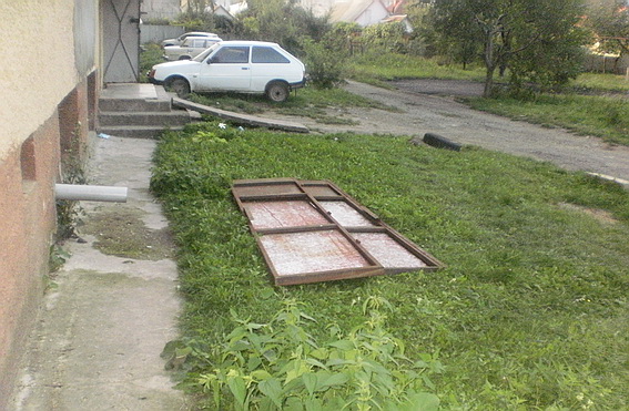 У Мукачеві студенти з метою підзаробити вкрали з підприємства металеві двері