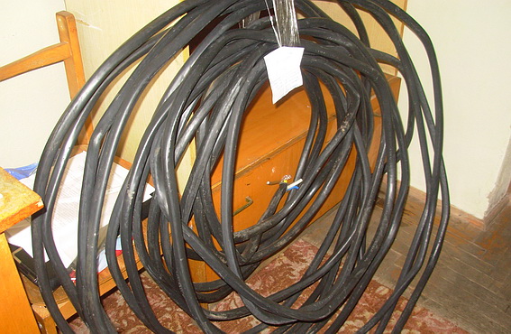 На Мукачівщині 31-річний чоловік заробляв крадіжками телефонного кабелю