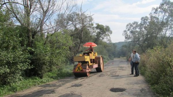 На Тячівщині мешканці контролюють проведення та якість ремонту дороги в селі Кричево (ФОТО)