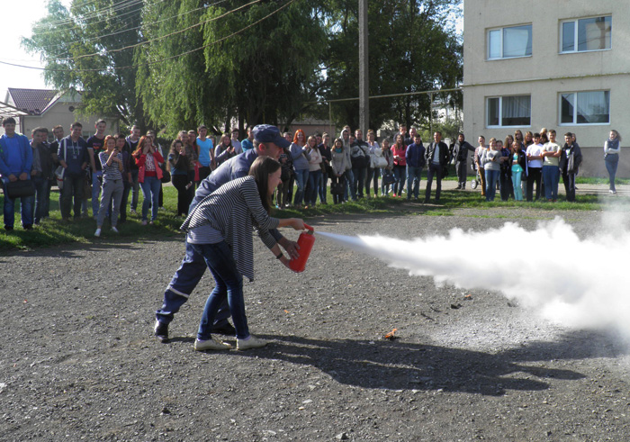 Ужгородських студентів вчили поводитися з вибухівкою і гасити пожежі (ФОТО, ВІДЕО)