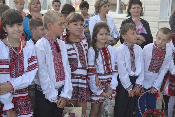 На шкільних лінійках на Тячівщині Небесну Сотню та загиблих під час АТО вшанували хвилиною мовчання 