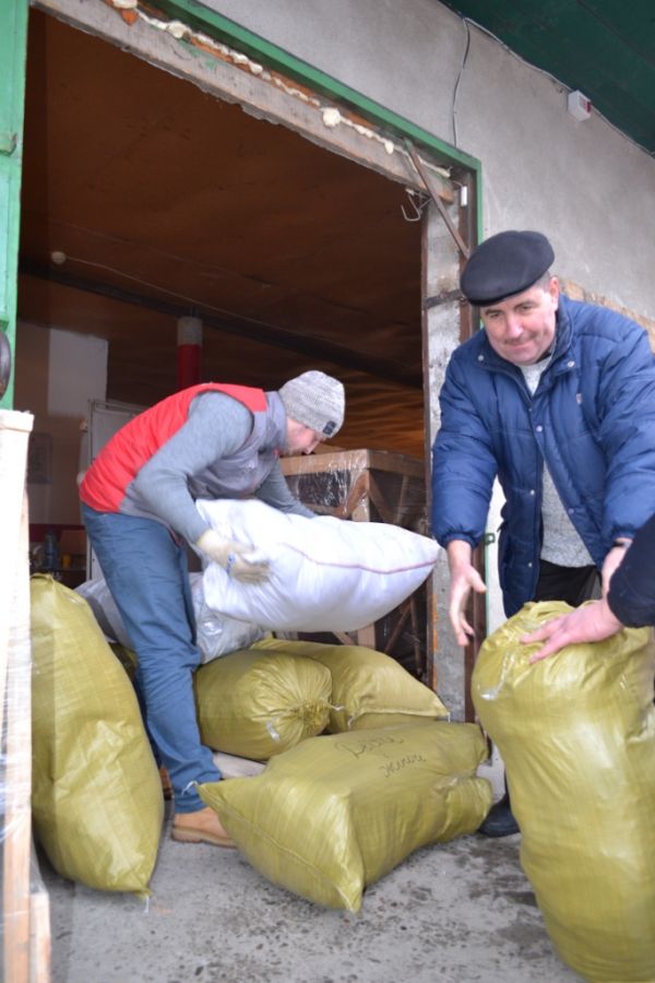 Волонтери Тячівщини відправили у дитячі будинки на Сході матраци, ковдри та теплі речі (ФОТО)