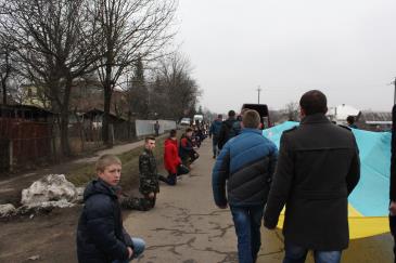Загиблого на Сході добровольця на Іршавщині на колінах та зі свічками зустрічало все село (ФОТО)