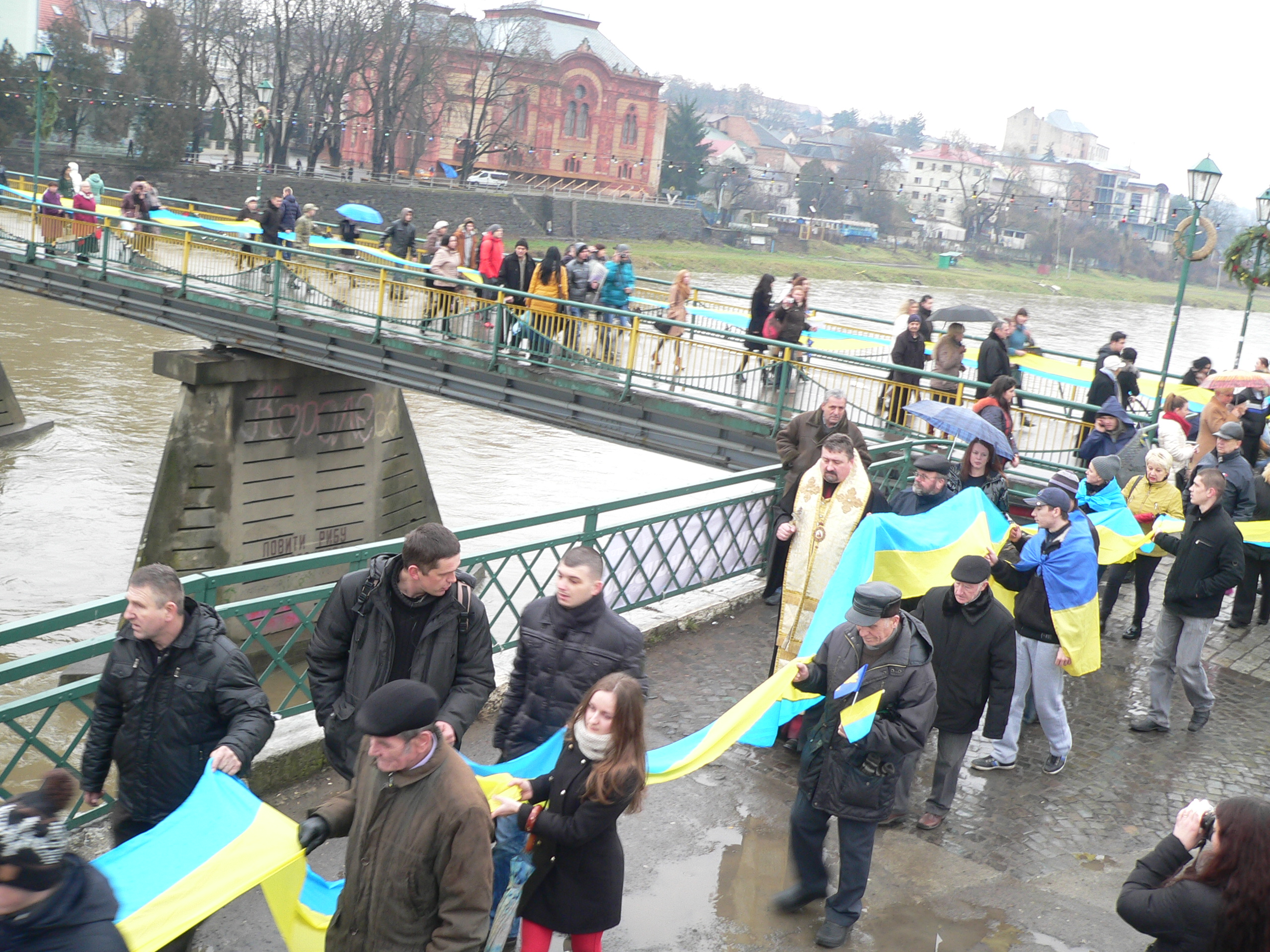 День Соборності України Ужгород відзначає з "Ланцюгом єднання" та народним віче (ФОТО)
