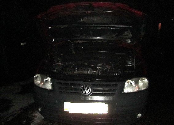 Імовірною причиною загоряння автомобіля у Мукачеві господарі вважають несправність електропроводки (ФОТО)