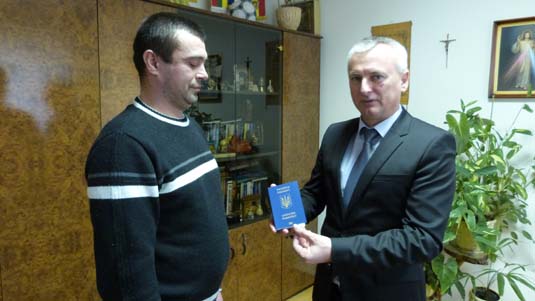 Першим власником біометричного паспорту на Закарпатті став мукачівець (ФОТО)