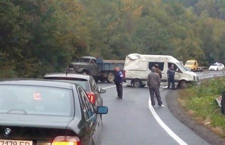 Унаслідок аварії на Свалявщині автобус вилетів у кювет (ФОТО)