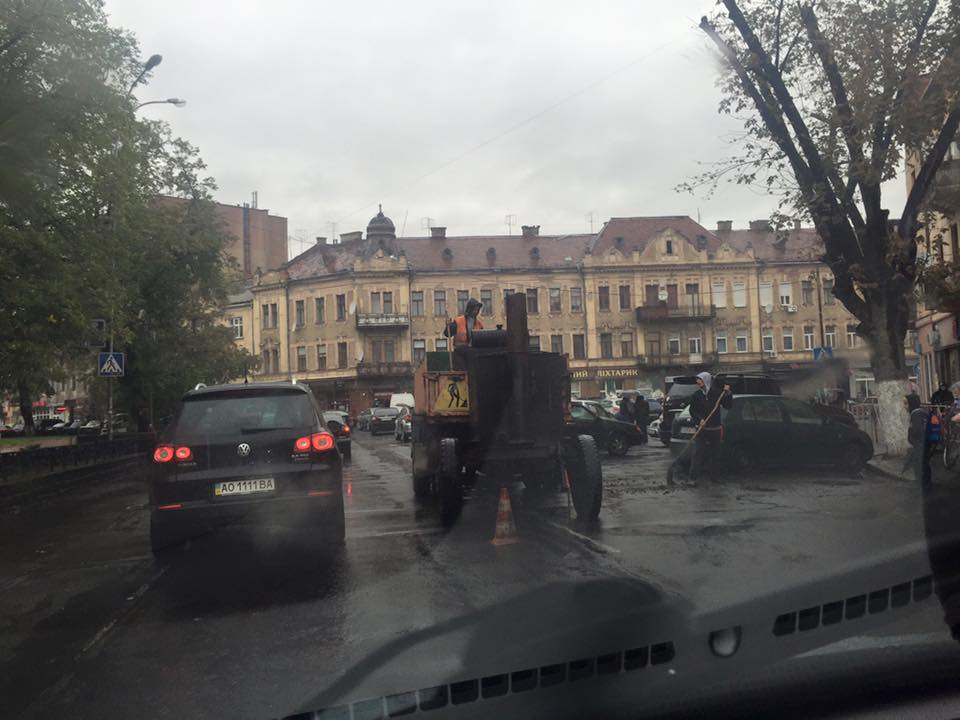 В Ужгороді знову ремонтують дороги під дощем (ФОТО, ВІДЕО)