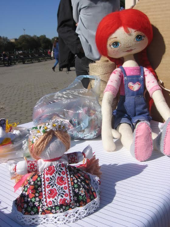 У центрі Ужгорода проходить ярмарок хенд-мейд ляльок та прикрас "Чарівне місто" (ФОТО)