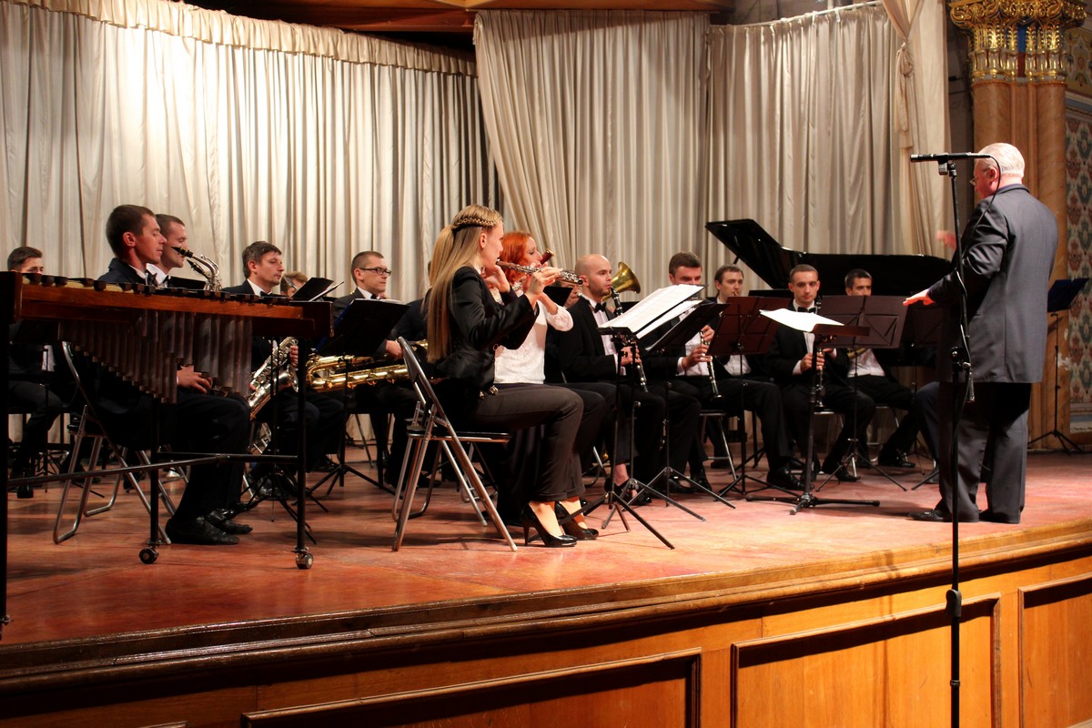 В Ужгороді Міжнародний день музики відзначили концертом естрадно-духового оркестру облфілармонії (ФОТО)