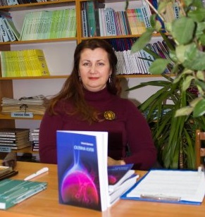 В Ужгороді психолог Наталія Братасюк дебютувала збіркою нарисів та есе "Скляна куля" (ФОТО)